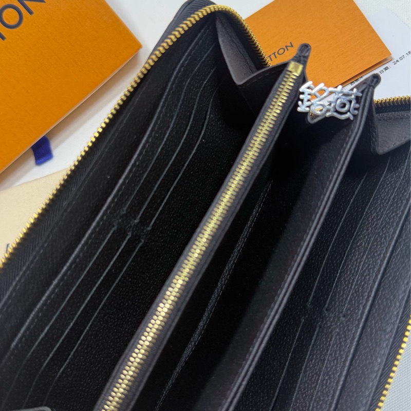 L v黑色全皮壓紋拉鏈長夾 m61864-28