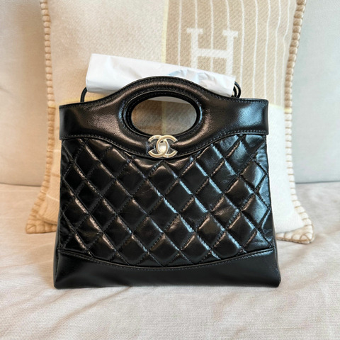 CHANEL 香奈兒 31 迷你斜背包，附晶片，黑色金色 AS4133