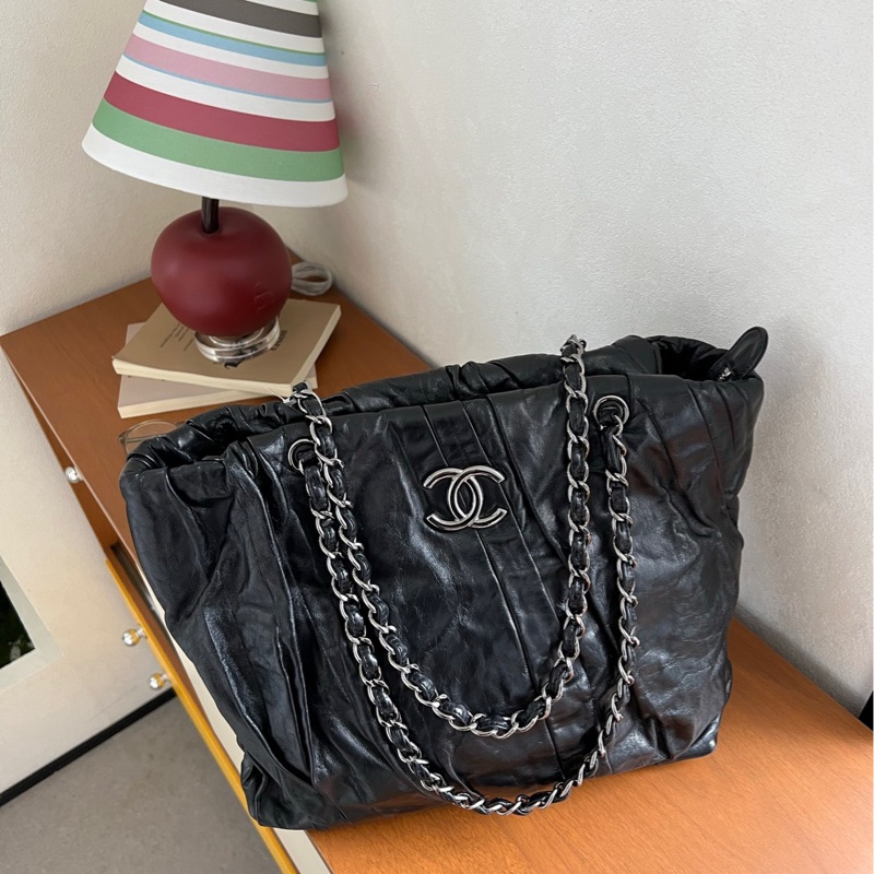 chanel黑銀油蠟皮褶皺購物袋-0