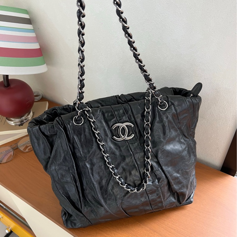 chanel黑銀油蠟皮褶皺購物袋-1