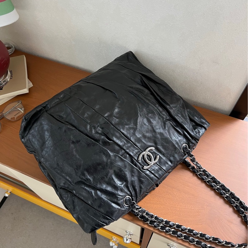 chanel黑銀油蠟皮褶皺購物袋-2
