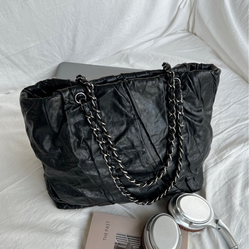 chanel黑銀油蠟皮褶皺購物袋-4