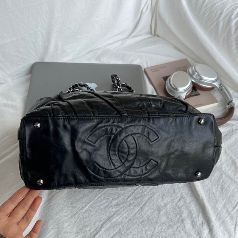 chanel黑銀油蠟皮褶皺購物袋-5