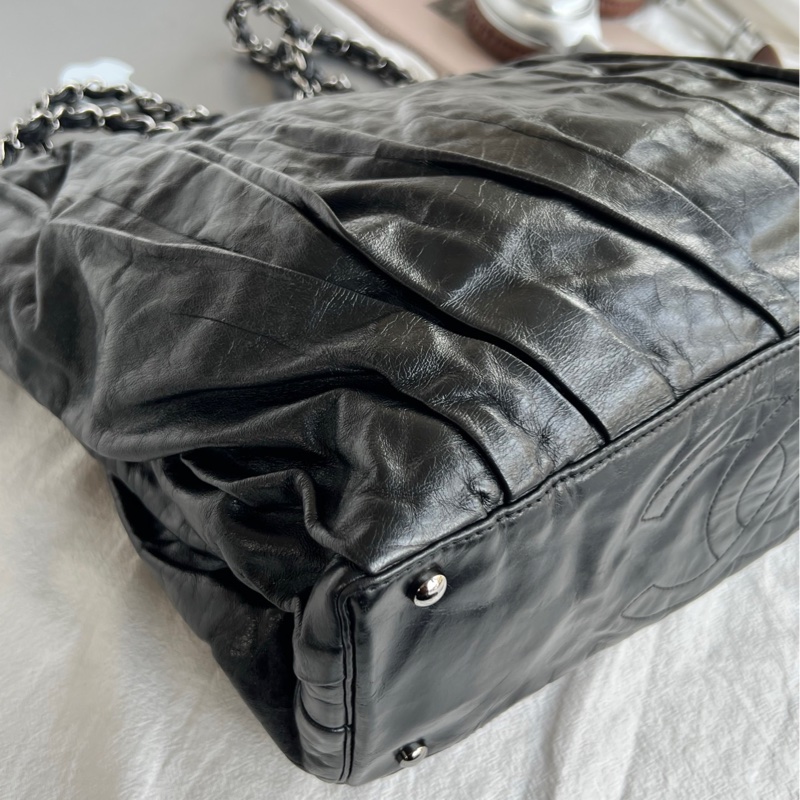 chanel黑銀油蠟皮褶皺購物袋-9