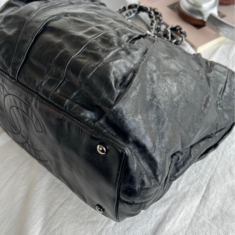 chanel黑銀油蠟皮褶皺購物袋-10