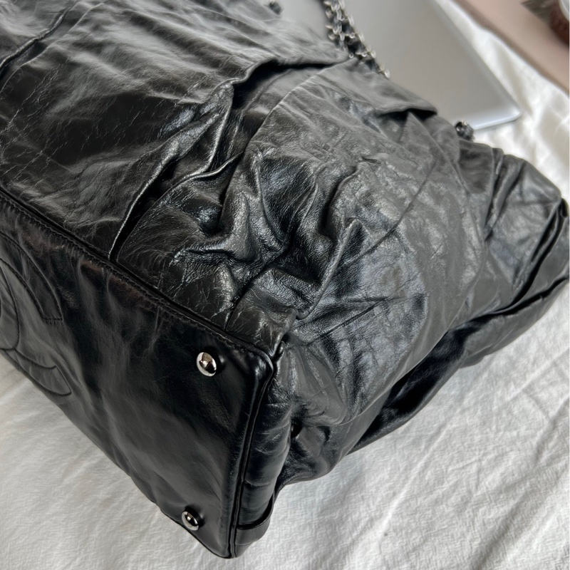 chanel黑銀油蠟皮褶皺購物袋-12