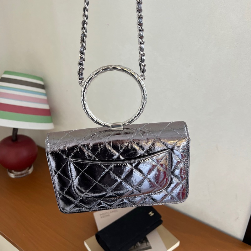 chanel太空銀圓環褶皺woc鏈條包-2