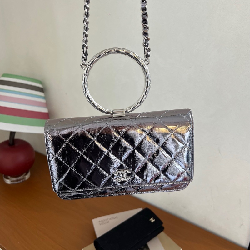 chanel太空銀圓環褶皺woc鏈條包-3