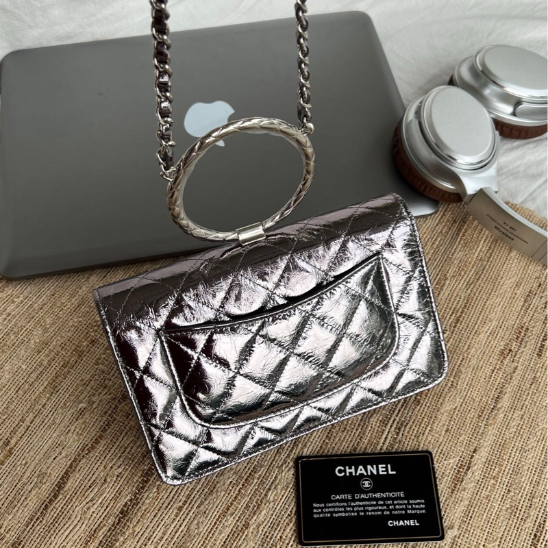 chanel太空銀圓環褶皺woc鏈條包-6