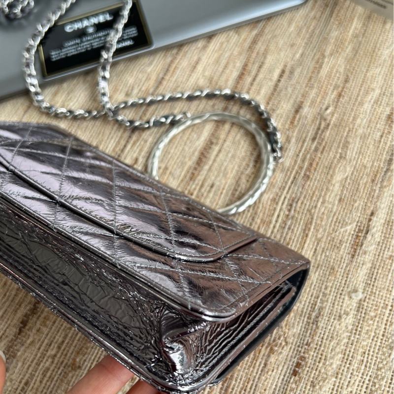 chanel太空銀圓環褶皺woc鏈條包-7