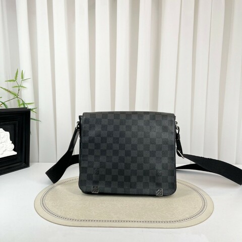 LV路易威登 黑色棋盤格男士單肩包 經典郵差包