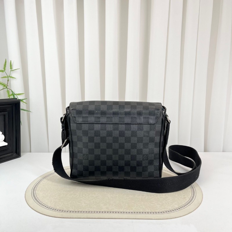 LV路易威登 黑色棋盤格男士單肩包 經典郵差包-1