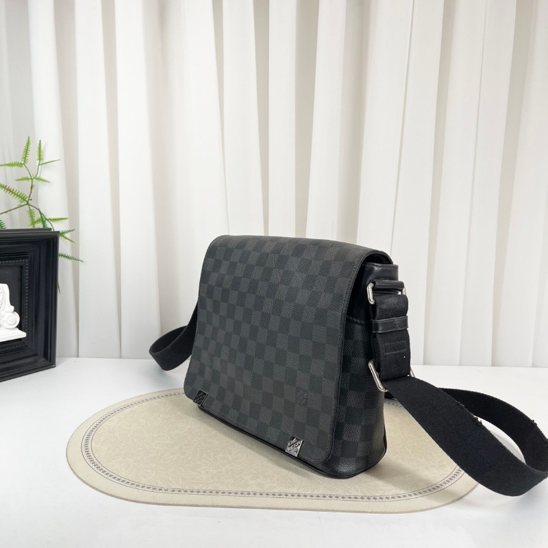 LV路易威登 黑色棋盤格男士單肩包 經典郵差包-4