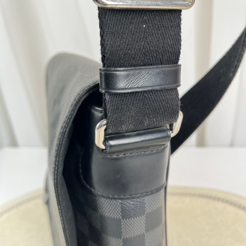 LV路易威登 黑色棋盤格男士單肩包 經典郵差包-9