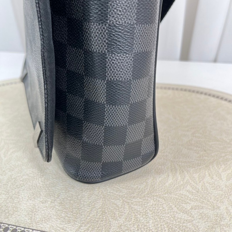 LV路易威登 黑色棋盤格男士單肩包 經典郵差包-10