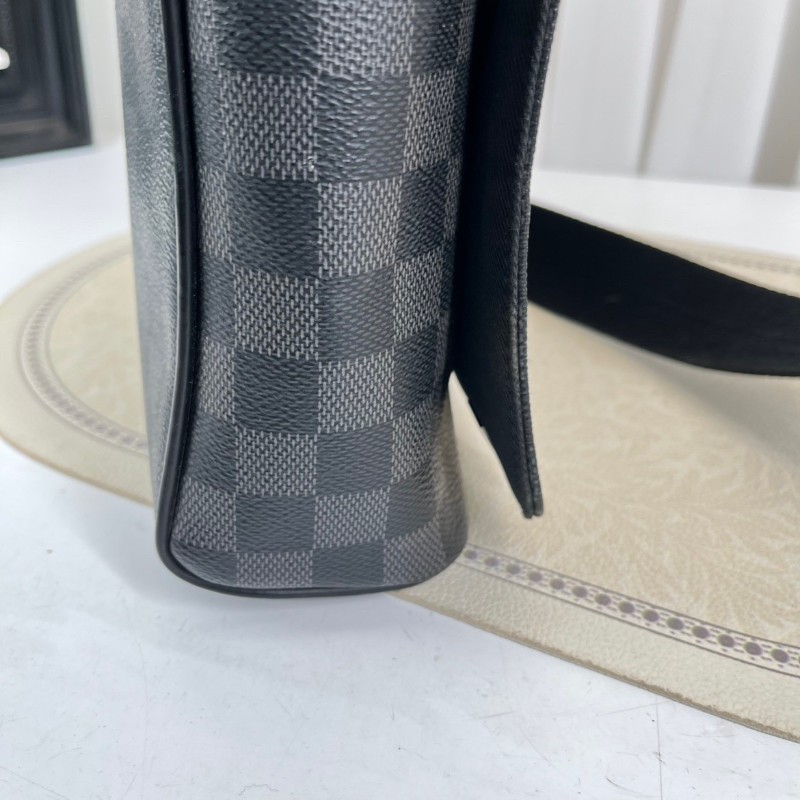 LV路易威登 黑色棋盤格男士單肩包 經典郵差包-13