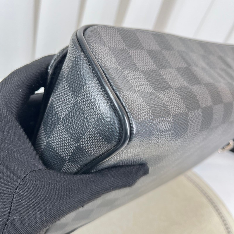 LV路易威登 黑色棋盤格男士單肩包 經典郵差包-19