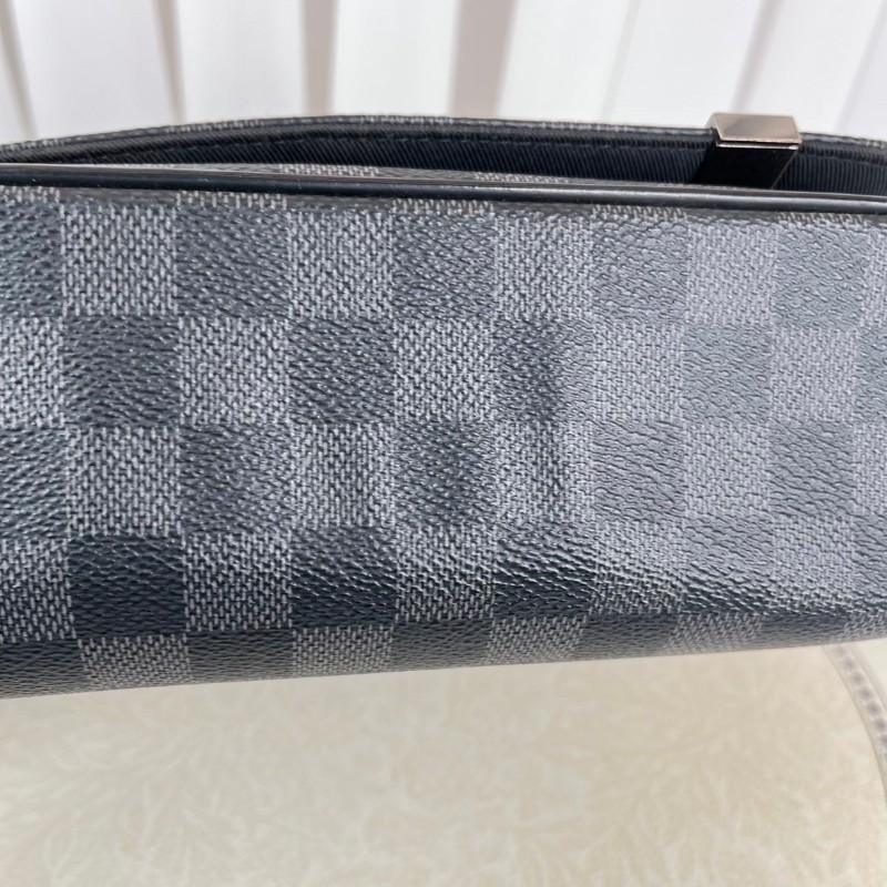 LV路易威登 黑色棋盤格男士單肩包 經典郵差包-20