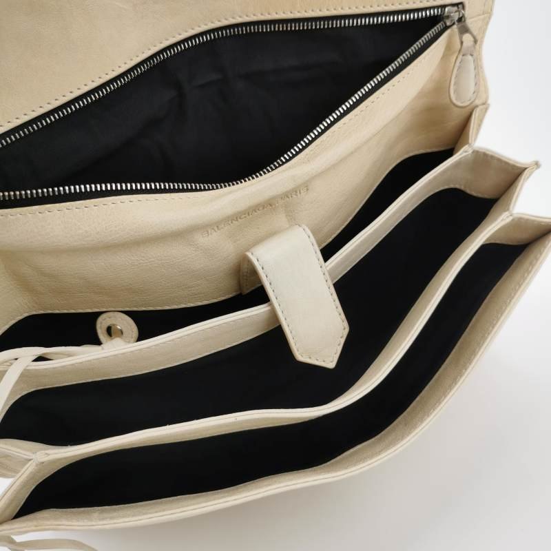 Balenciaga Le Cagole羊皮純色環形扣飾手拿包-5