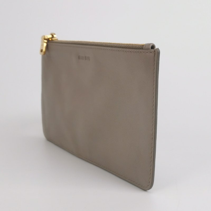 Miu Miu羊皮純色字母Logo拉鏈手拿包-1