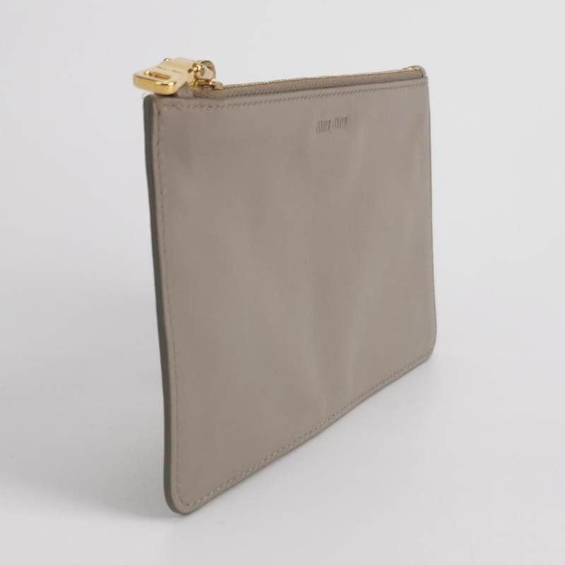 Miu Miu羊皮純色字母Logo拉鏈手拿包-2