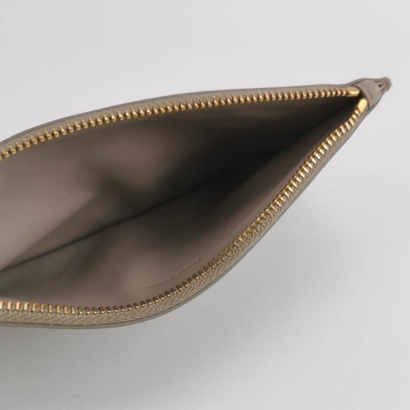 Miu Miu羊皮純色字母Logo拉鏈手拿包-5