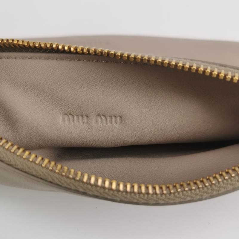 Miu Miu羊皮純色字母Logo拉鏈手拿包-6