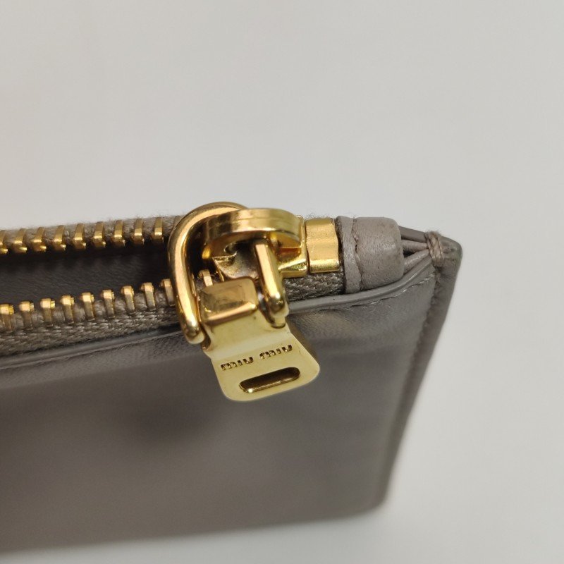 Miu Miu羊皮純色字母Logo拉鏈手拿包-7