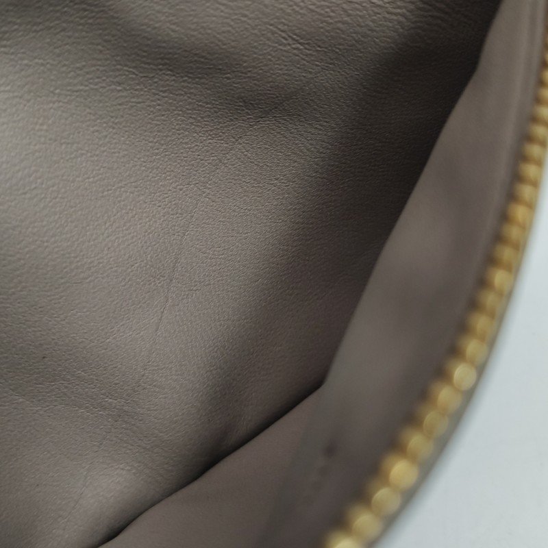 Miu Miu羊皮純色字母Logo拉鏈手拿包-8