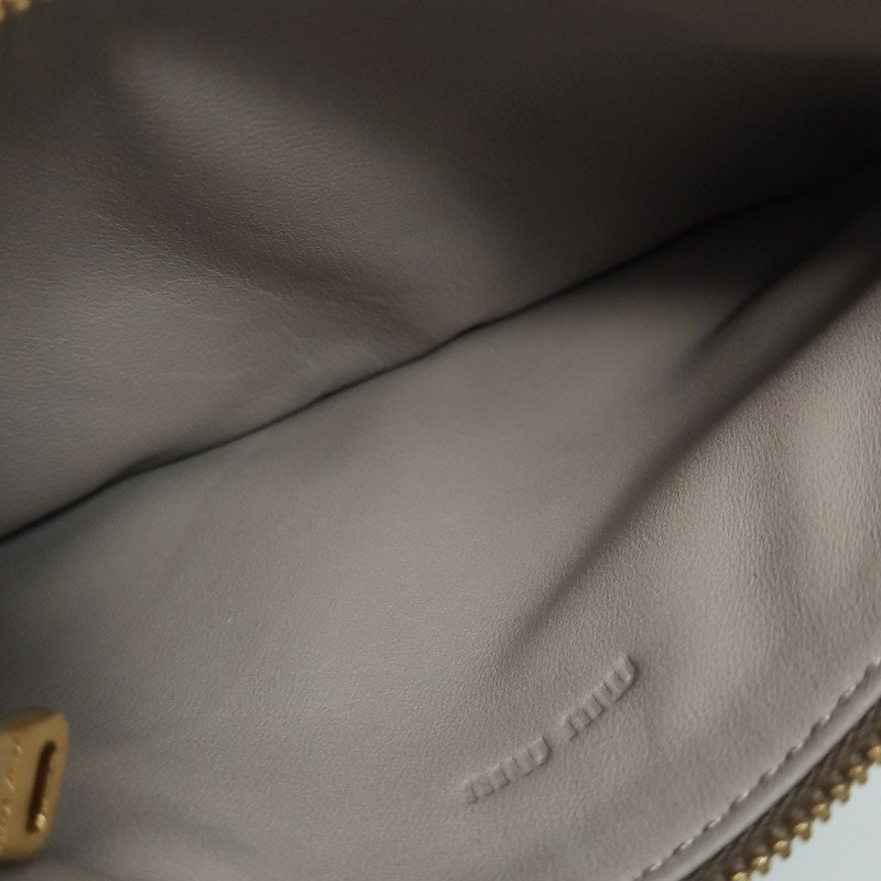 Miu Miu羊皮純色字母Logo拉鏈手拿包-9