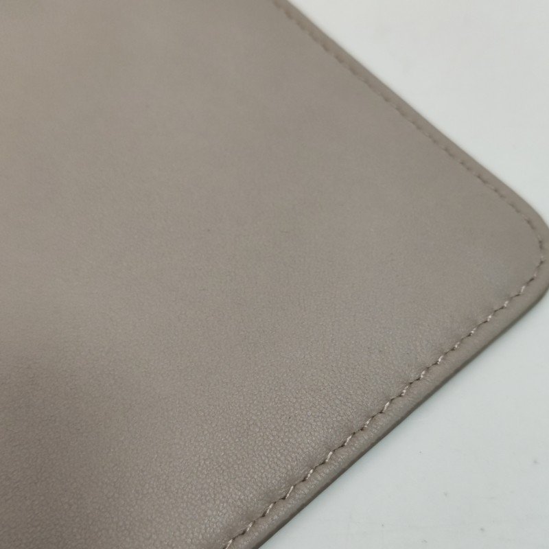 Miu Miu羊皮純色字母Logo拉鏈手拿包-10