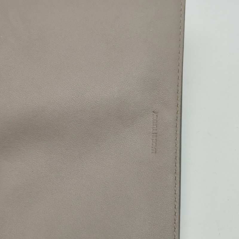 Miu Miu羊皮純色字母Logo拉鏈手拿包-11