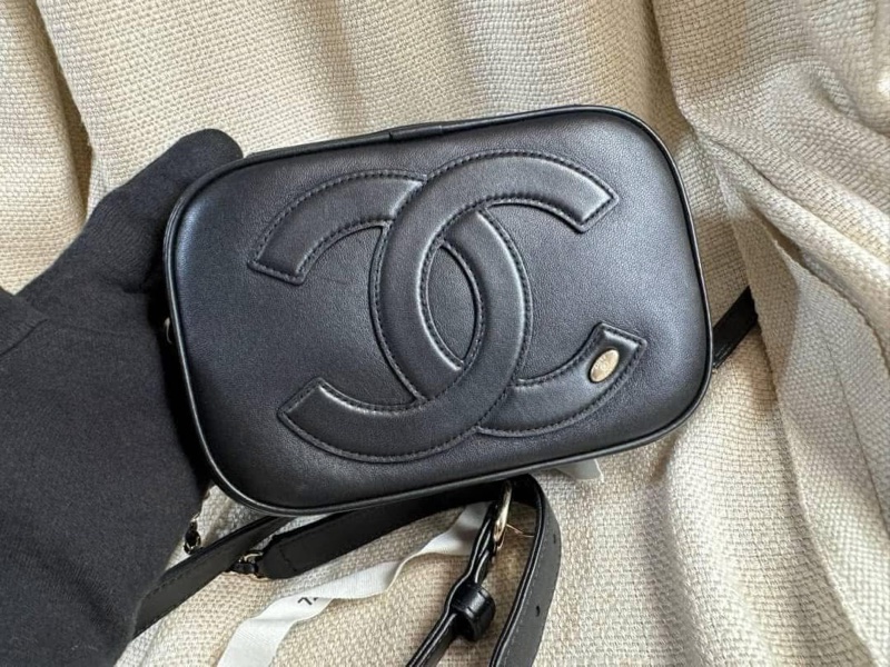 小巴黎二手名牌真品chanel 黑金 胸口 斜背 腰包 黑金 未使用-1