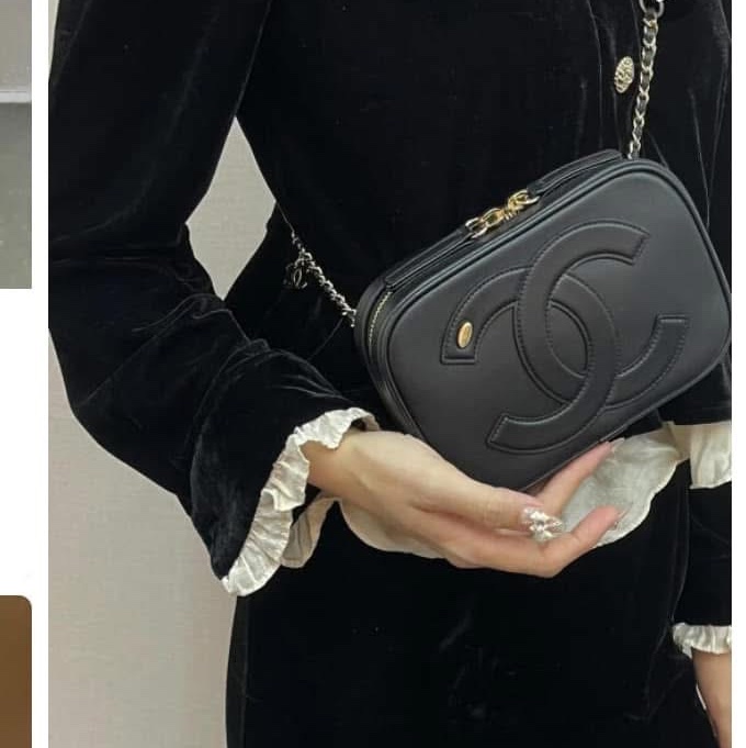 小巴黎二手名牌真品chanel 黑金 胸口 斜背 腰包 黑金 未使用-4