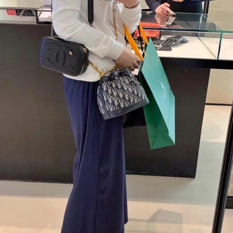 小巴黎二手名牌真品chanel 黑金 胸口 斜背 腰包 黑金 未使用-6