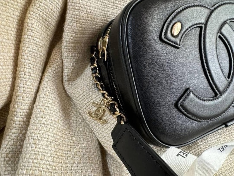 小巴黎二手名牌真品chanel 黑金 胸口 斜背 腰包 黑金 未使用-8