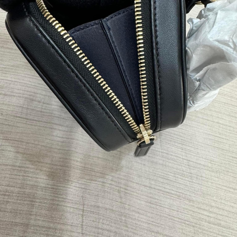 小巴黎二手名牌真品chanel 黑金 胸口 斜背 腰包 黑金 未使用-10