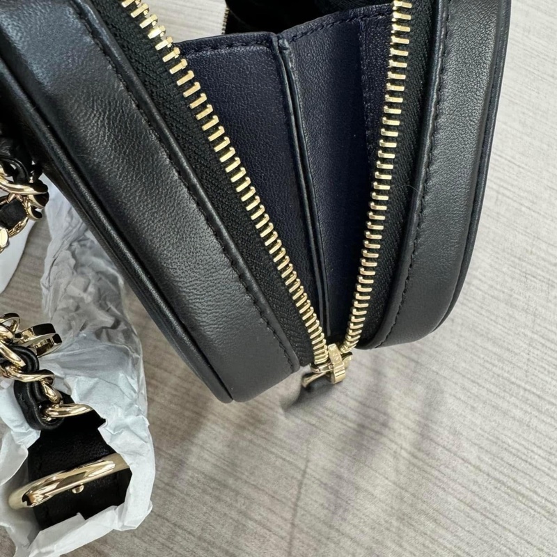 小巴黎二手名牌真品chanel 黑金 胸口 斜背 腰包 黑金 未使用-11