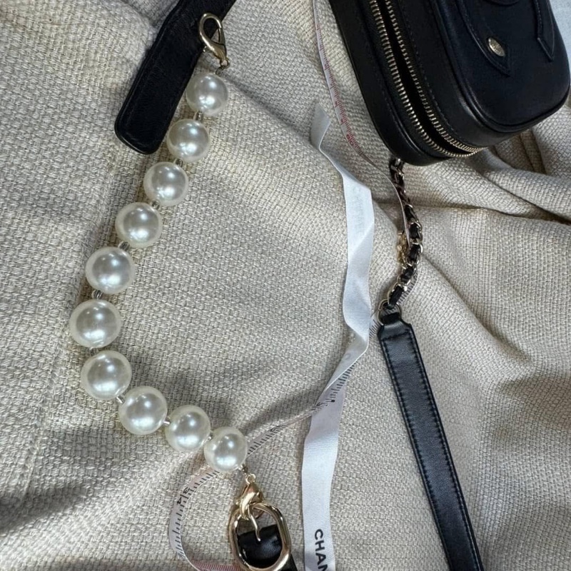 小巴黎二手名牌真品chanel 黑金 胸口 斜背 腰包 黑金 未使用-15