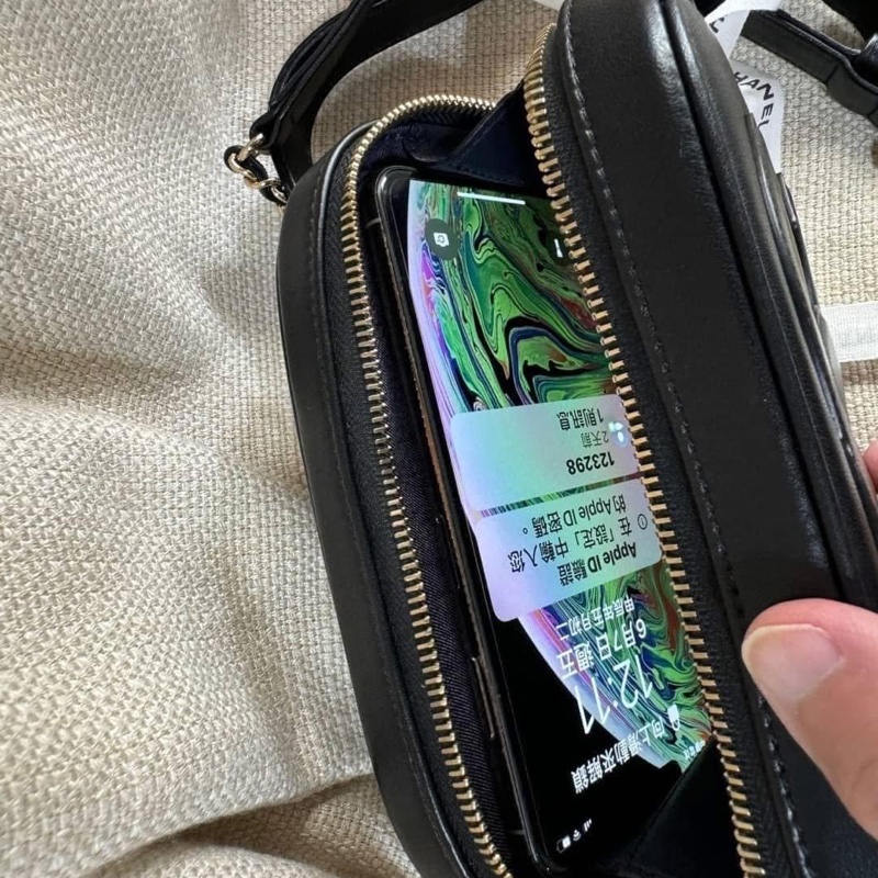 小巴黎二手名牌真品chanel 黑金 胸口 斜背 腰包 黑金 未使用-16