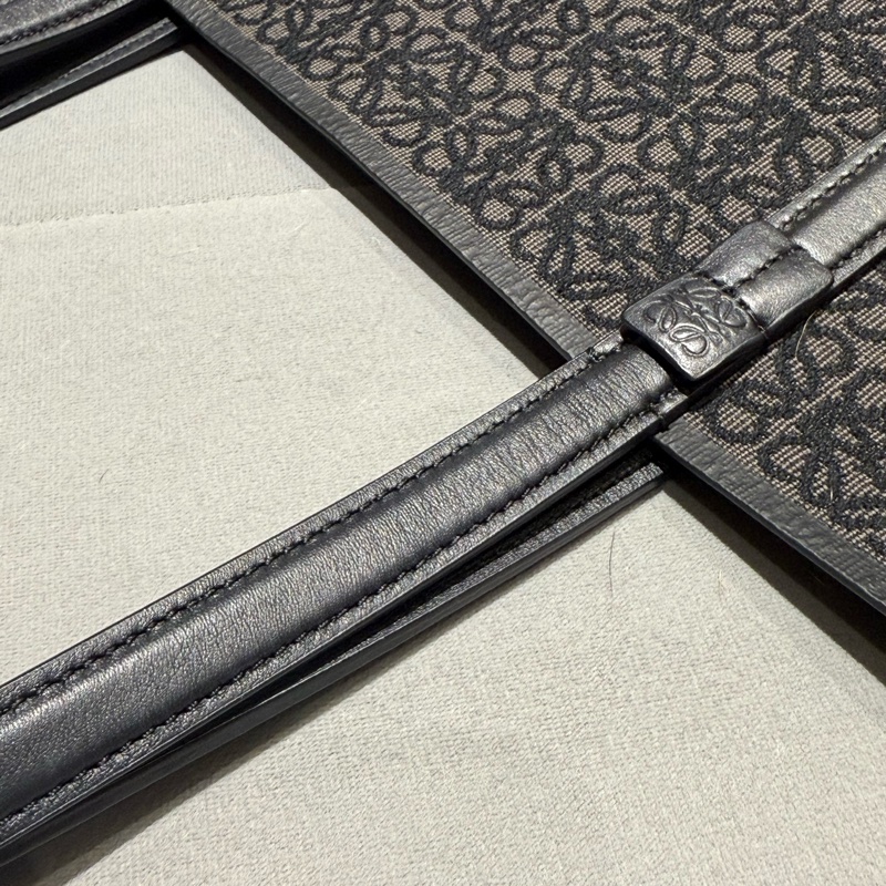 Loewe 黑色立體品牌LOGO紋繡包面大托特-14