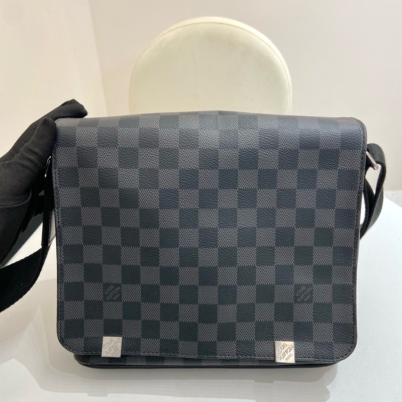 98新LV路易威登 黑色棋盤格男士郵差包斜挎包 尺寸：25*7*22-1