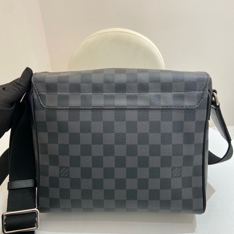 98新LV路易威登 黑色棋盤格男士郵差包斜挎包 尺寸：25*7*22-2