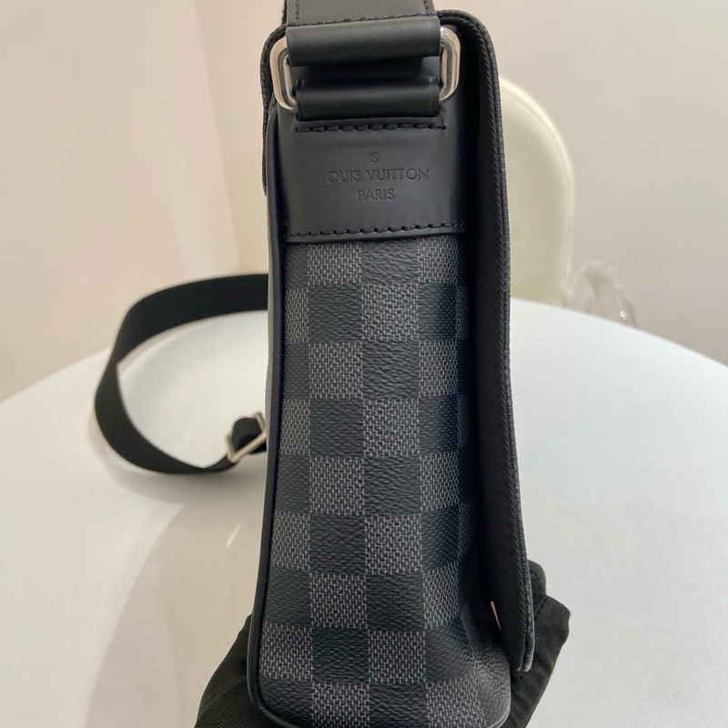98新LV路易威登 黑色棋盤格男士郵差包斜挎包 尺寸：25*7*22-3