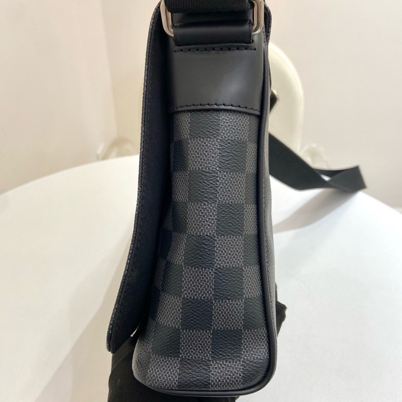 98新LV路易威登 黑色棋盤格男士郵差包斜挎包 尺寸：25*7*22-4