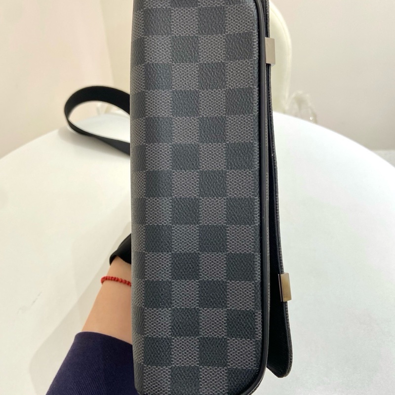 98新LV路易威登 黑色棋盤格男士郵差包斜挎包 尺寸：25*7*22-5