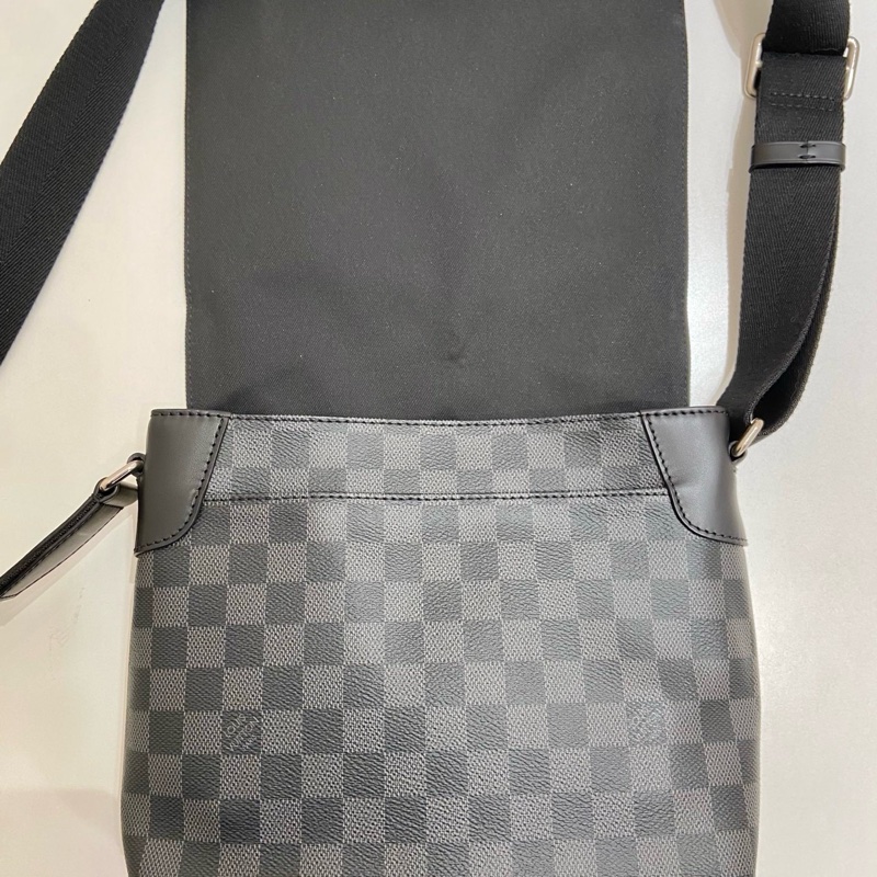 98新LV路易威登 黑色棋盤格男士郵差包斜挎包 尺寸：25*7*22-6