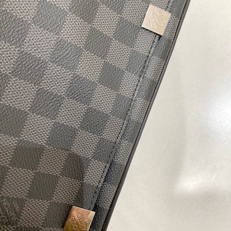 98新LV路易威登 黑色棋盤格男士郵差包斜挎包 尺寸：25*7*22-8