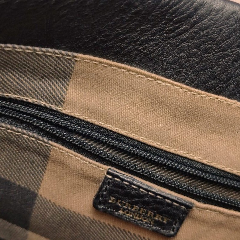 Burberry牛皮純色字母Logo金屬扣斜挎包-9