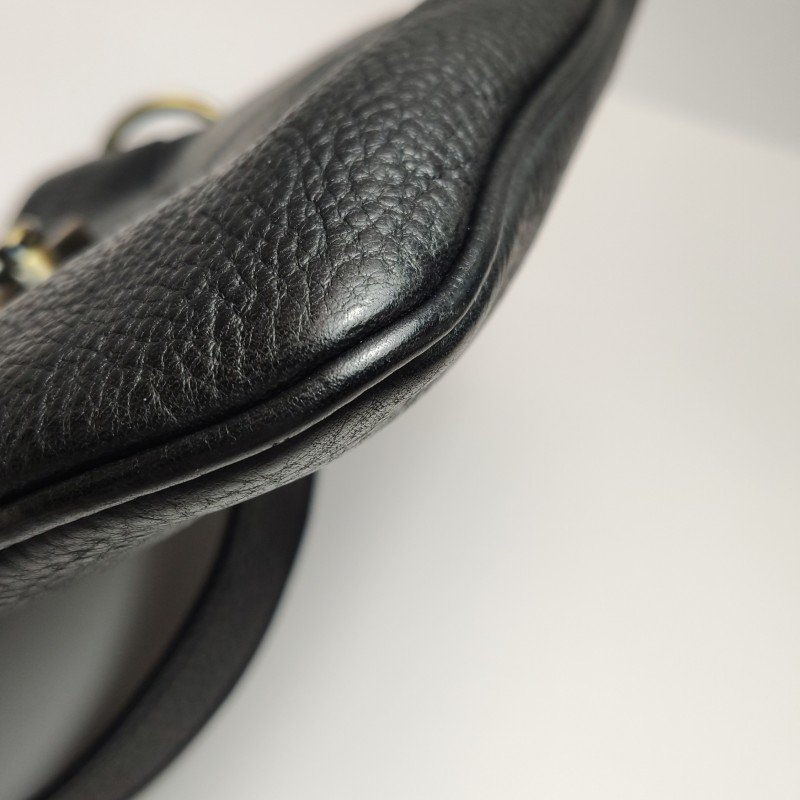 Burberry牛皮純色字母Logo金屬扣斜挎包-16